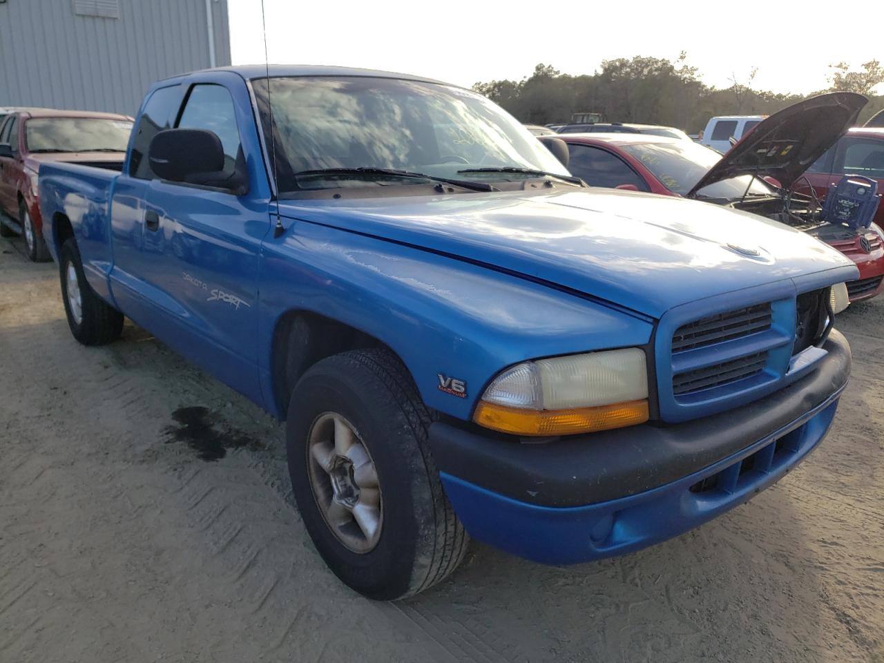 DODGE DAKOTA 2000 with VIN 1B7GL22X4YS688676 - Photo from auction