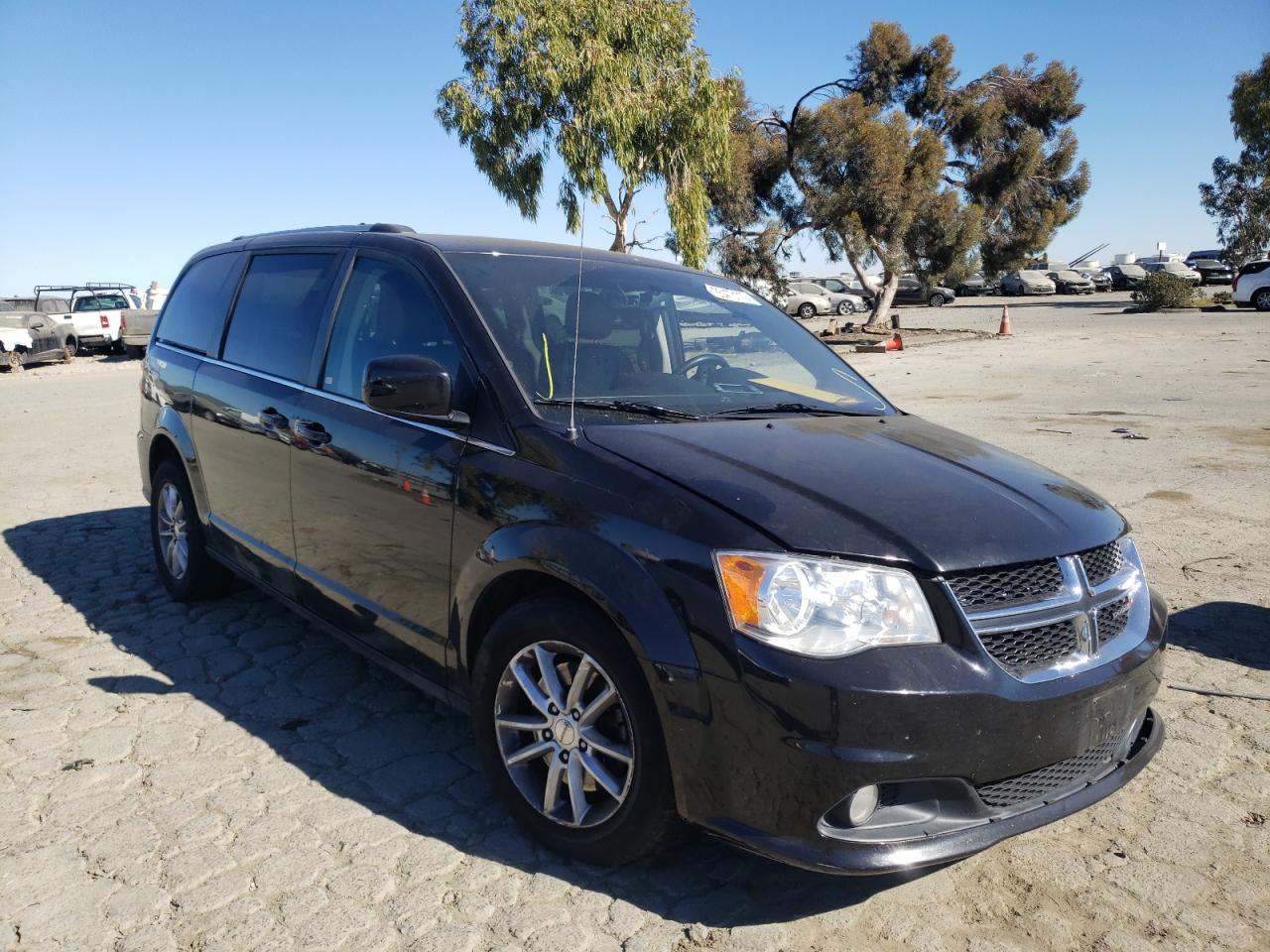 DODGE GRAND CARA 2018 with VIN 2C4RDGCG0JR238760 - Photo from auction