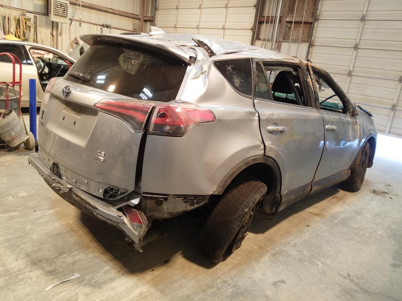 Photo 4 from auction – 2018 TOYOTA RAV4 LE with VIN 2T3BFREV2JW701605