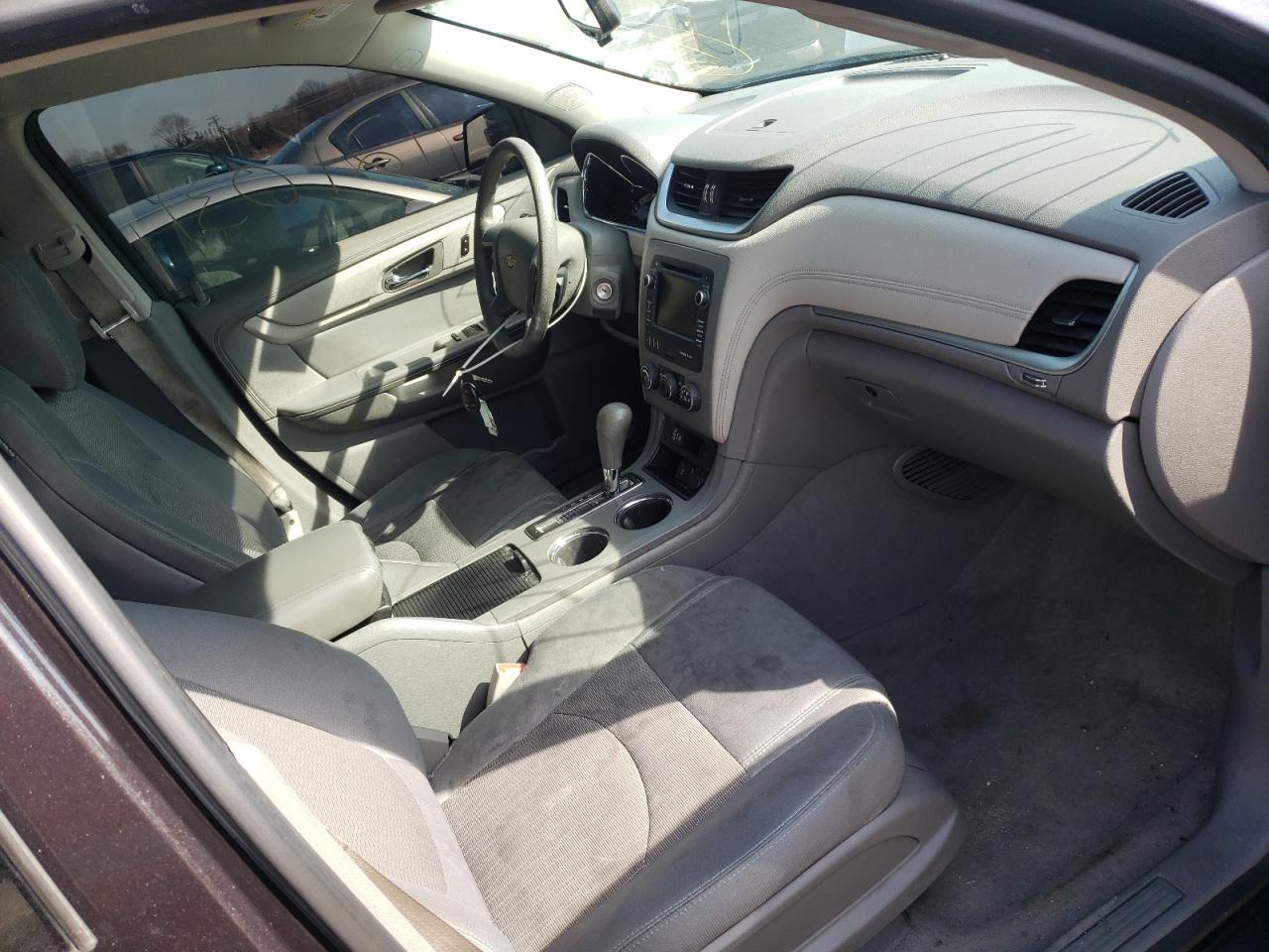Photo 5 from auction – 2017 CHEVROLET TRAVERSE L with VIN 1GNKRFKD6HJ297998