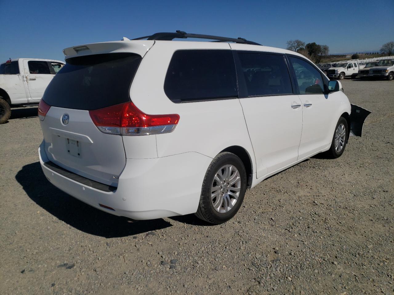 Photo 4 from auction – 2011 TOYOTA SIENNA XLE with VIN 5TDYK3DC4BS142287