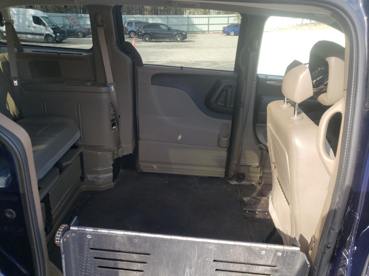 Photo 6 from auction – 2014 CHRYSLER TOWN & COU with VIN 2C4RC1CG4ER330282