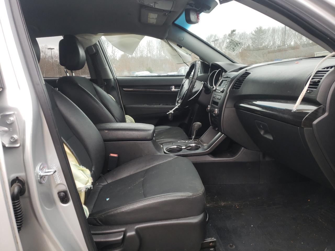 Photo 5 from auction – 2011 KIA SORENTO EX with VIN 5XYKUCA11BG058170