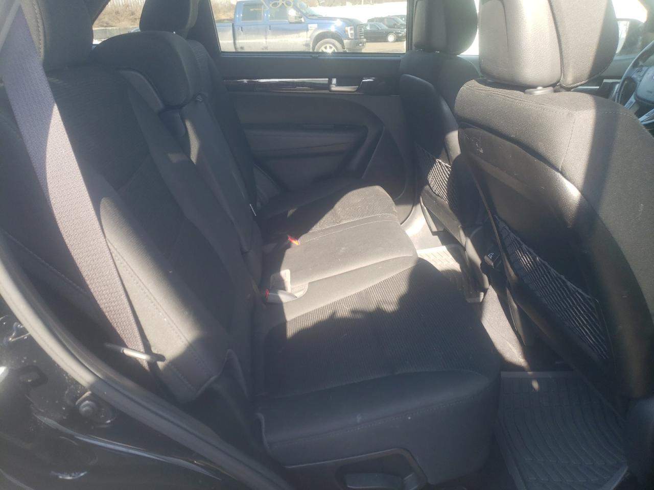 Photo 6 from auction – 2014 KIA SORENTO with VIN 5XYKTDA77EG448885
