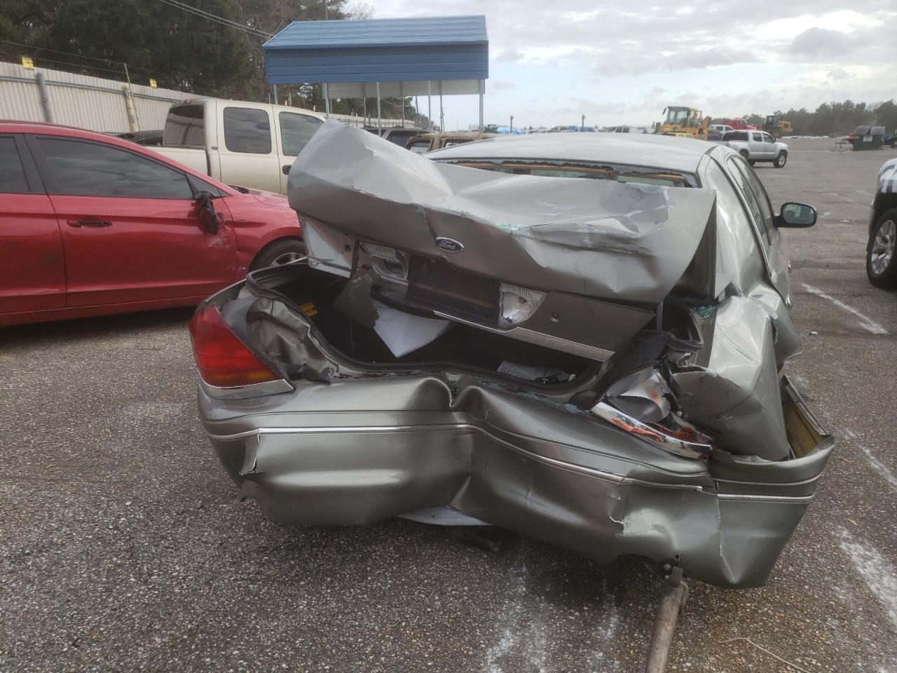 Photo 9 from auction – 2000 FORD CROWN VICT with VIN 2FAFP74W8YX157873