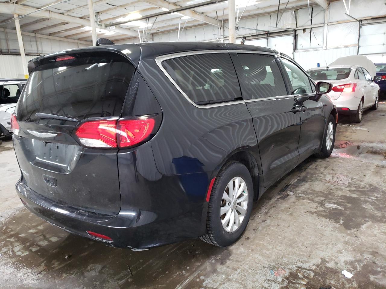 Photo 4 from auction – 2017 CHRYSLER PACIFICA T with VIN 2C4RC1DG0HR521913
