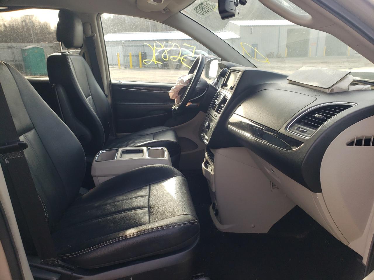 Photo 5 from auction – 2015 CHRYSLER TOWN & COU with VIN 2C4RC1BGXFR562629