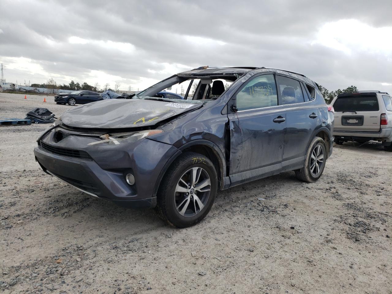 Photo 2 from auction – 2016 TOYOTA RAV4 XLE with VIN JTMWFREV3GJ061185