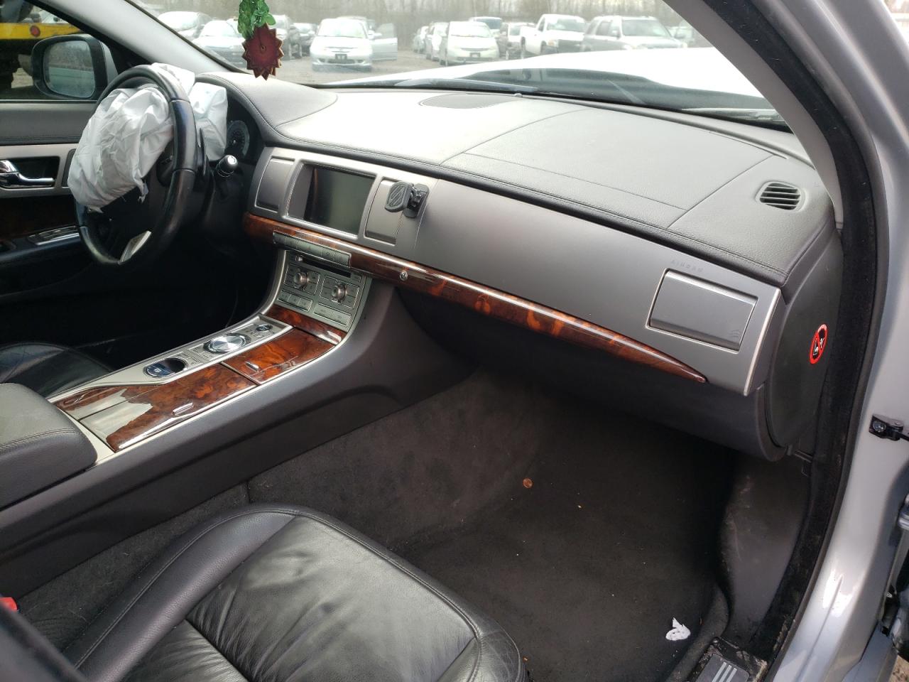 Photo 9 from auction – 2011 JAGUAR XF with VIN SAJWA0FB7BLS07830