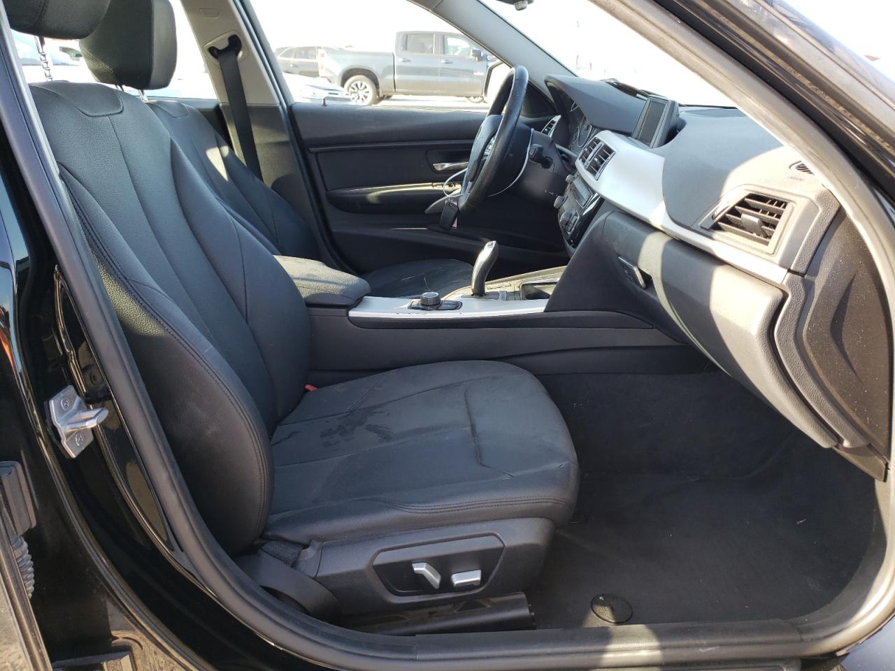 Photo 5 from auction – 2017 BMW 320 I with VIN WBA8E1G57HNU15162