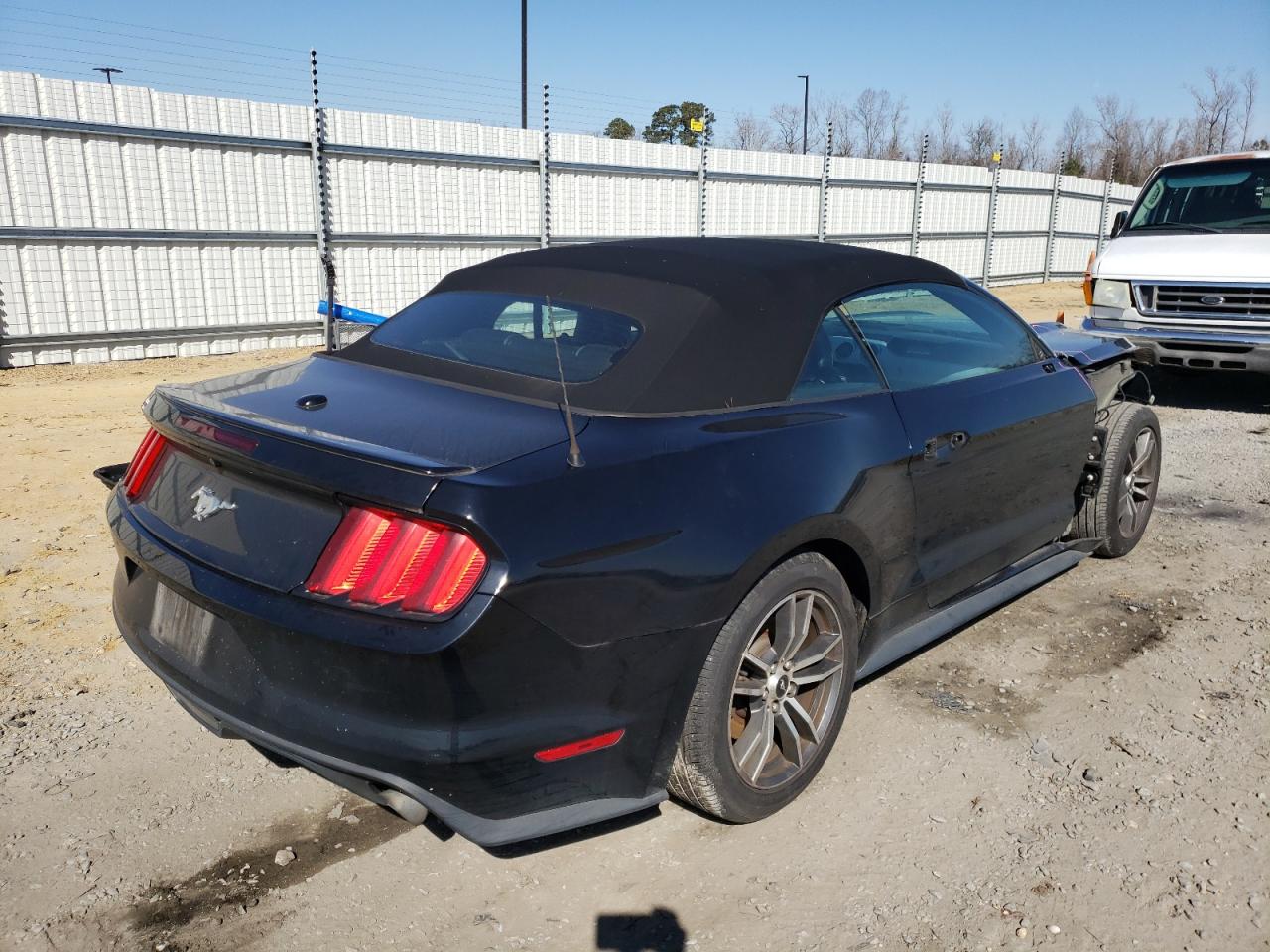 Photo 4 from auction – 2017 FORD MUSTANG with VIN 1FATP8UH0H5218094