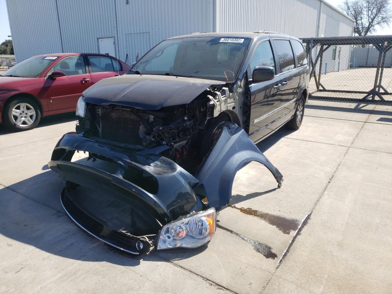 Photo 2 from auction – 2013 CHRYSLER TOWN & COU with VIN 2C4RC1BG8DR742995