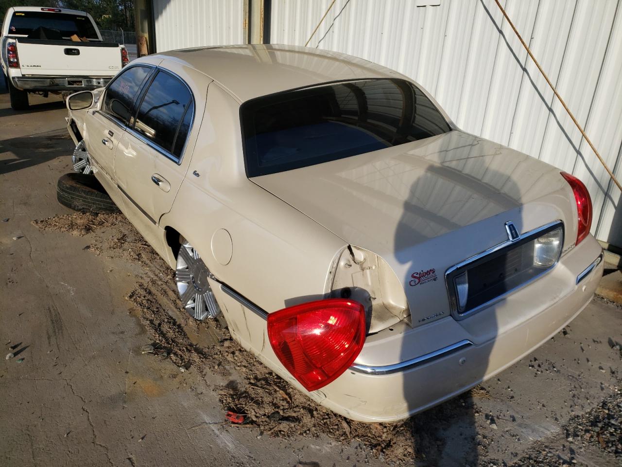 Photo 3 from auction – 2003 LINCOLN TOWN CAR C with VIN 1LNHM83W63Y605681