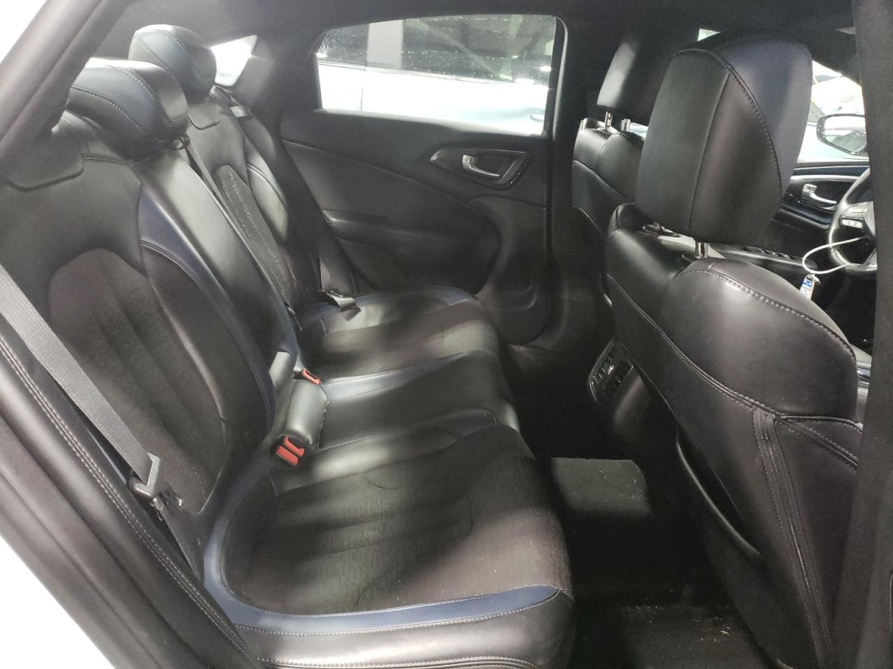 Photo 6 from auction – 2015 CHRYSLER 200 S with VIN 1C3CCCDG8FN674023