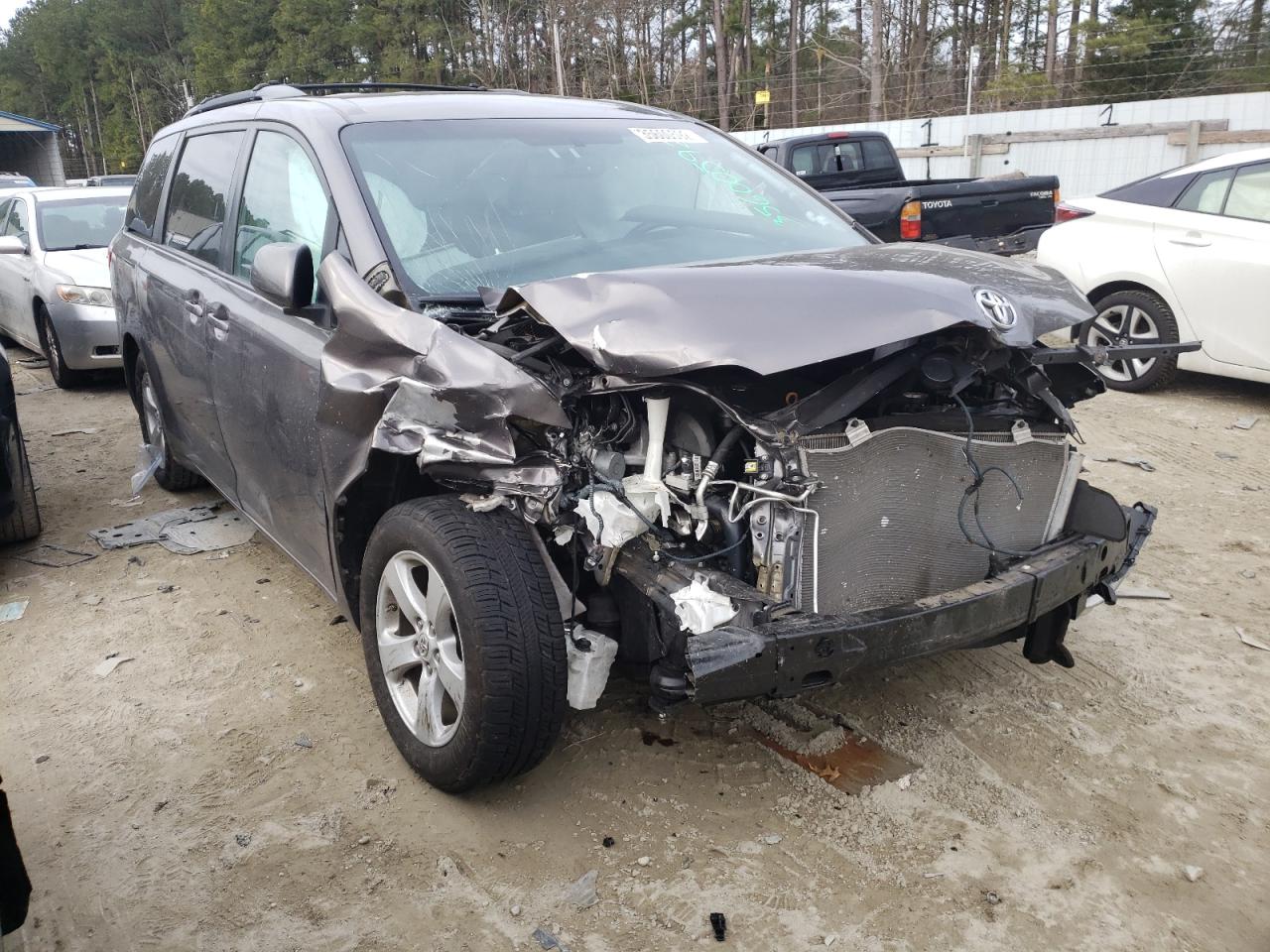 TOYOTA SIENNA LE 2017 with VIN 5TDKZ3DC2HS789409 - Photo from auction
