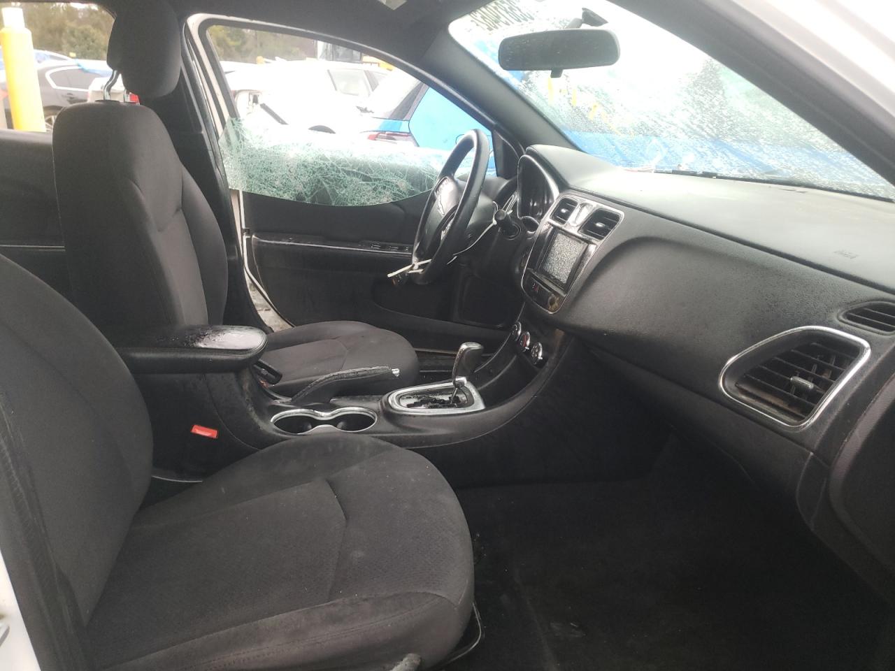 Photo 5 from auction – 2014 CHRYSLER 200 LX with VIN 1C3CCBAB6EN142352