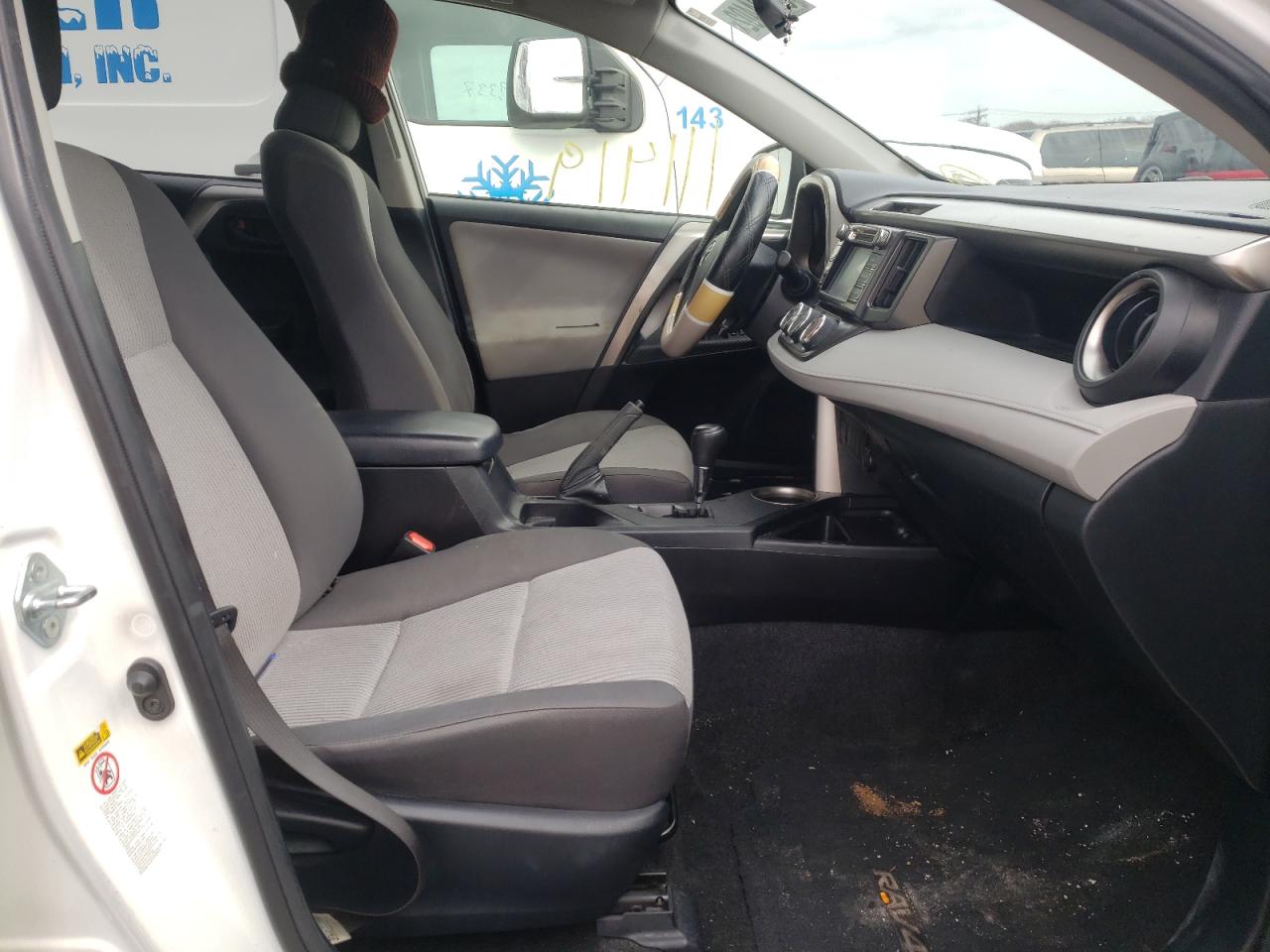 Photo 5 from auction – 2015 TOYOTA RAV4 LE with VIN JTMBFREV9FD119618