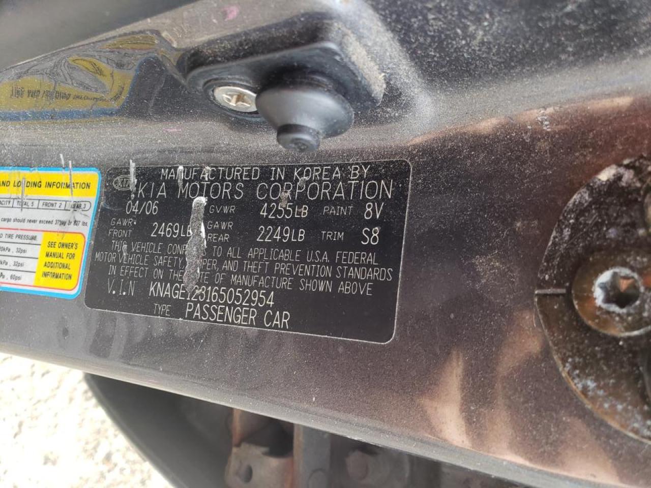 Photo 10 from auction – 2006 KIA OPTIMA LX with VIN KNAGE123165052954