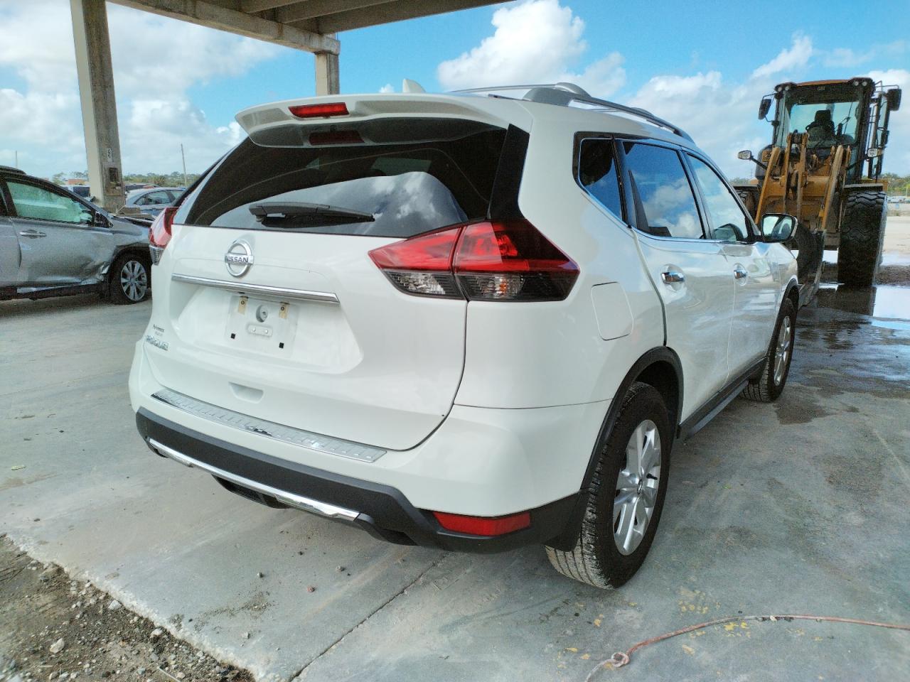 Photo 4 from auction – 2018 NISSAN ROGUE S with VIN 5N1AT2MT1JC828484