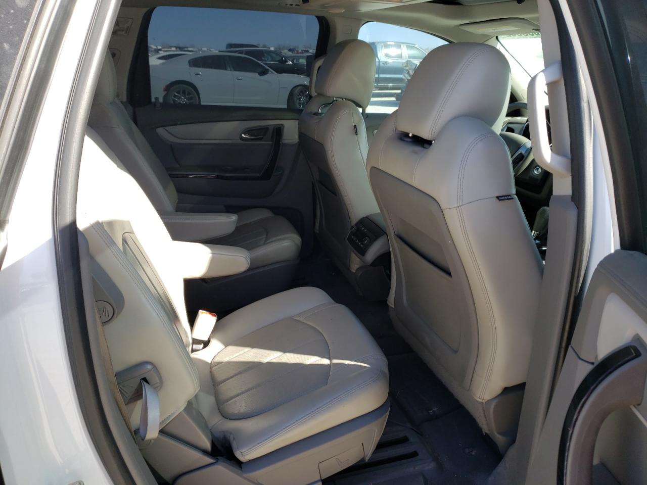 Photo 6 from auction – 2016 CHEVROLET TRAVERSE L with VIN 1GNKRJKD1GJ317964