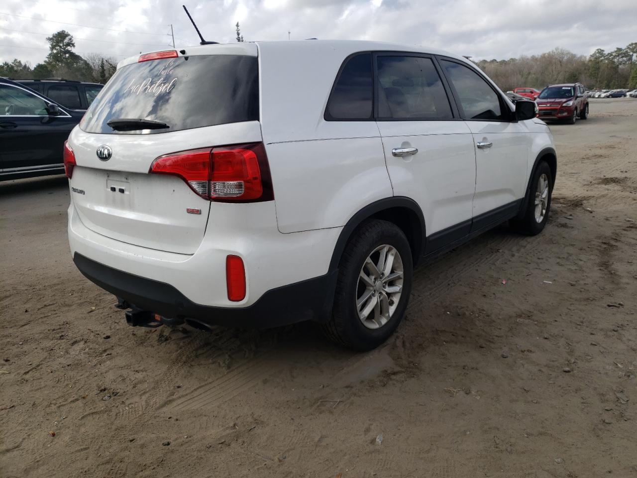 Photo 4 from auction – 2015 KIA UK with VIN 5XYKT3A67FG641184