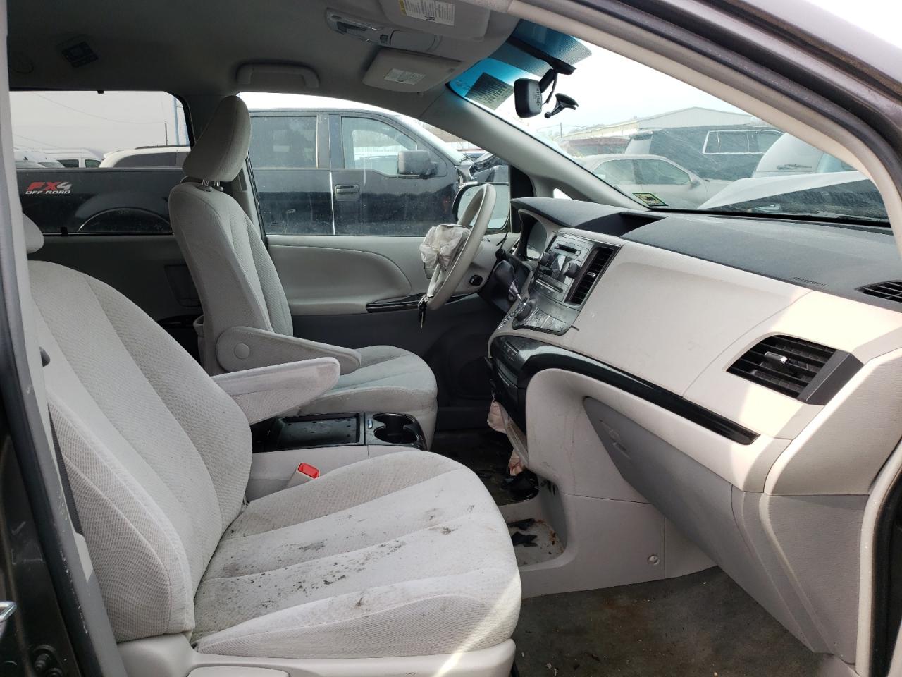 Photo 5 from auction – 2014 TOYOTA SIENNA LE with VIN 5TDKK3DC3ES462811