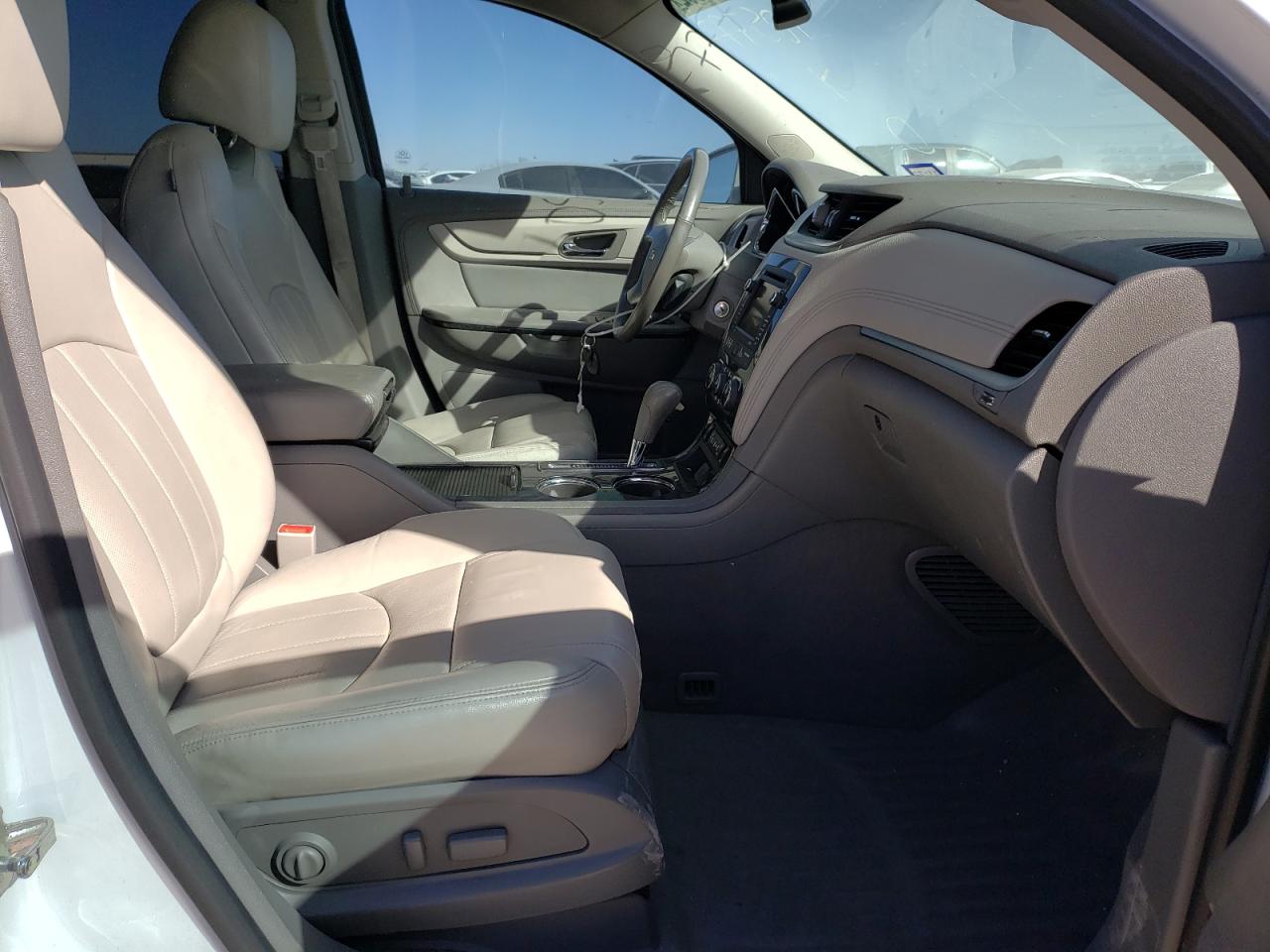Photo 5 from auction – 2016 CHEVROLET TRAVERSE L with VIN 1GNKRJKD1GJ317964