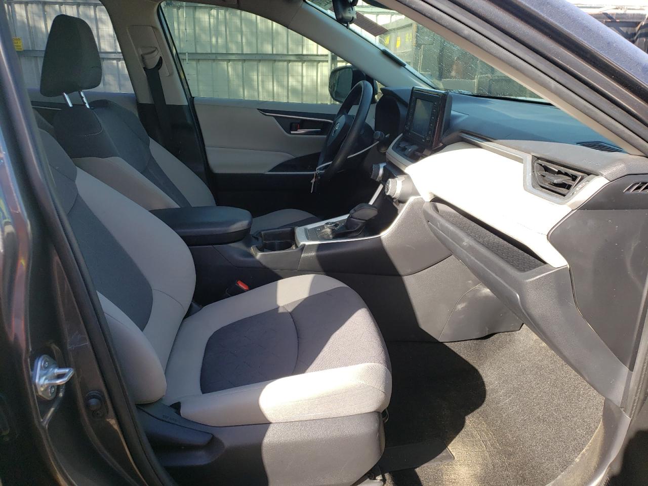 Photo 5 from auction – 2020 TOYOTA RAV4 XLE with VIN JTMR6RFV4LD004367