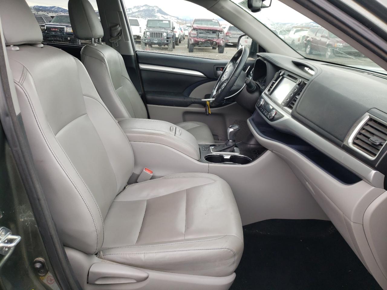 Photo 5 from auction – 2015 TOYOTA HIGHLANDER with VIN 5TDJKRFH7FS109917