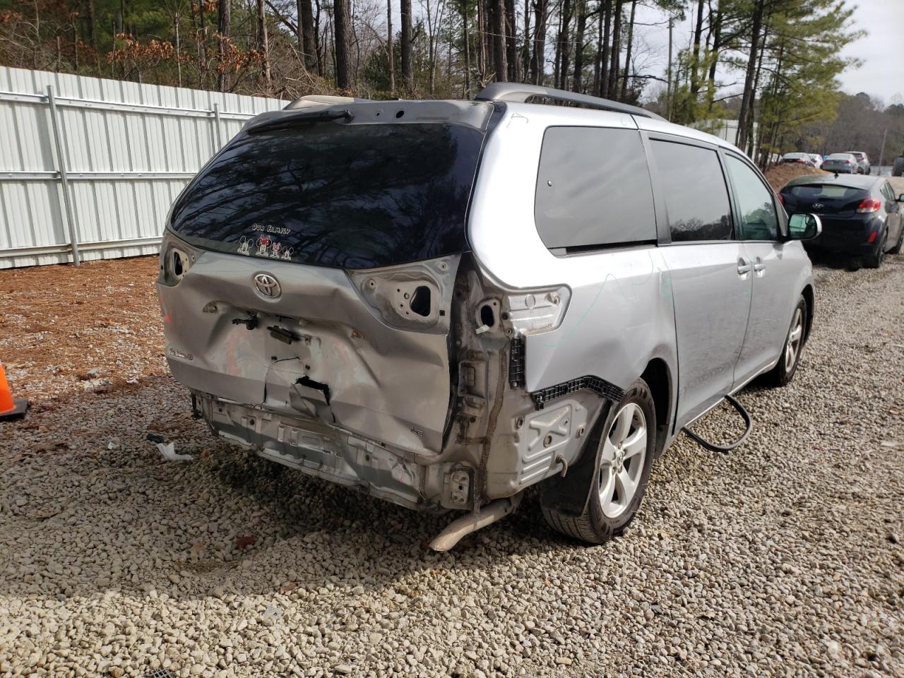 Photo 4 from auction – 2015 TOYOTA SIENNA LE with VIN 5TDKK3DC9FS584736