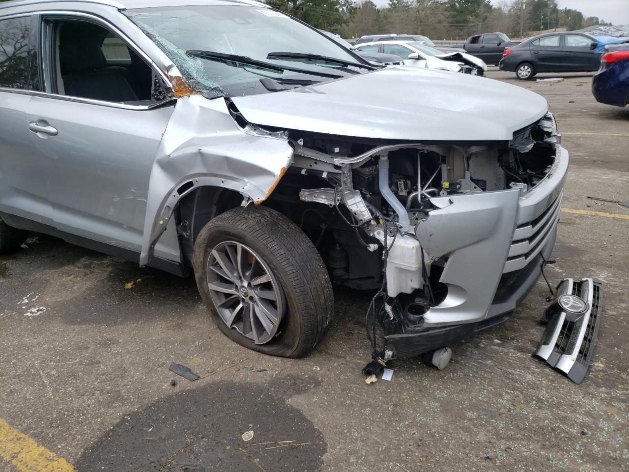 Photo 9 from auction – 2019 TOYOTA HIGHLANDER with VIN 5TDKZRFH6KS572304