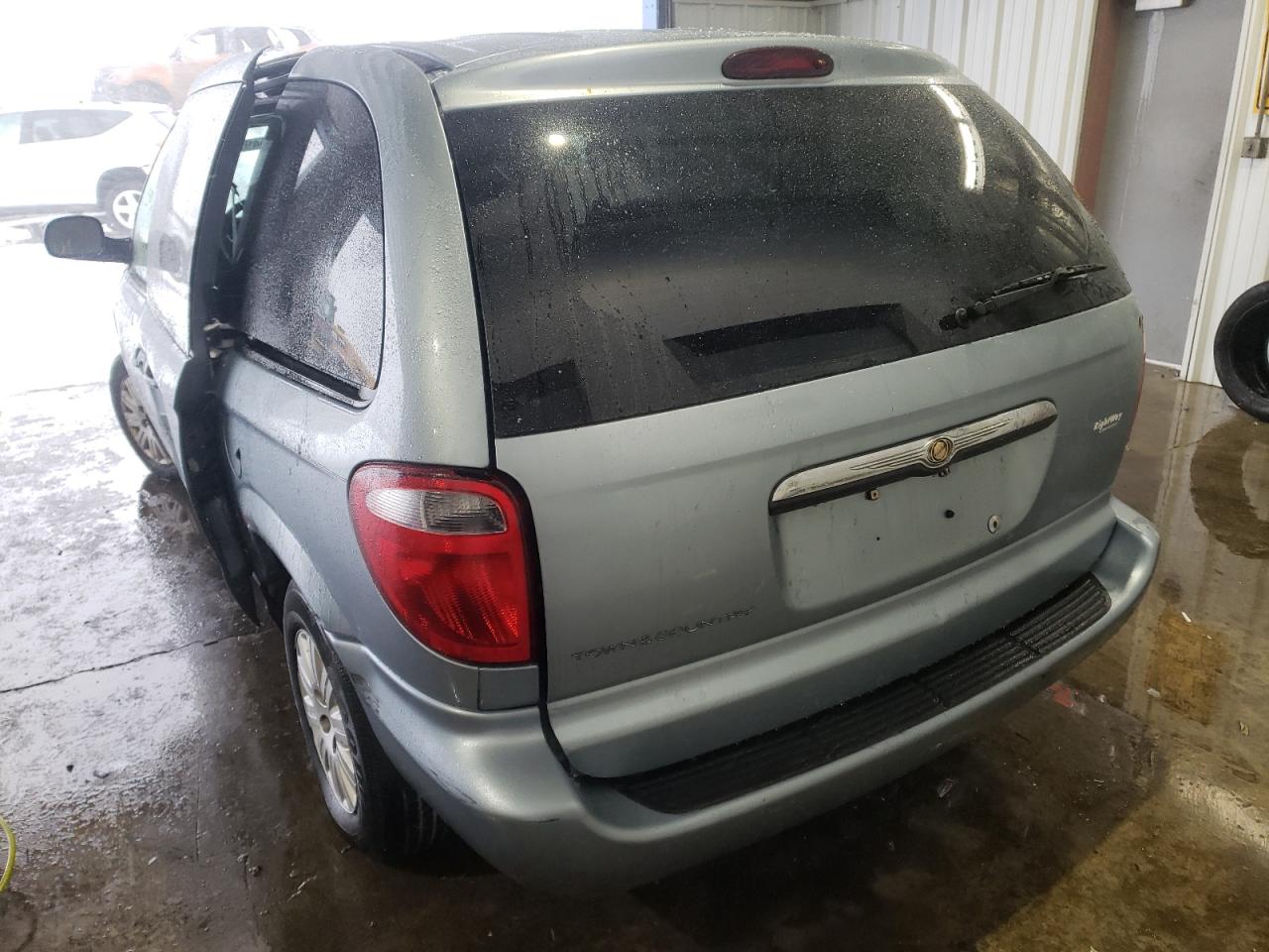Photo 3 from auction – 2006 CHRYSLER TOWN & COU with VIN 1A4GP45R86B692248