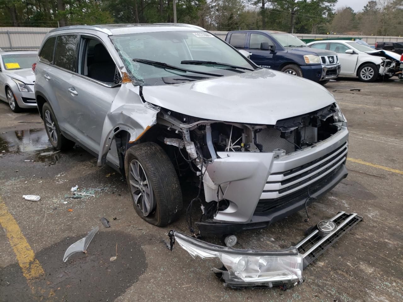TOYOTA HIGHLANDER 2019 with VIN 5TDKZRFH6KS572304 - Photo from auction