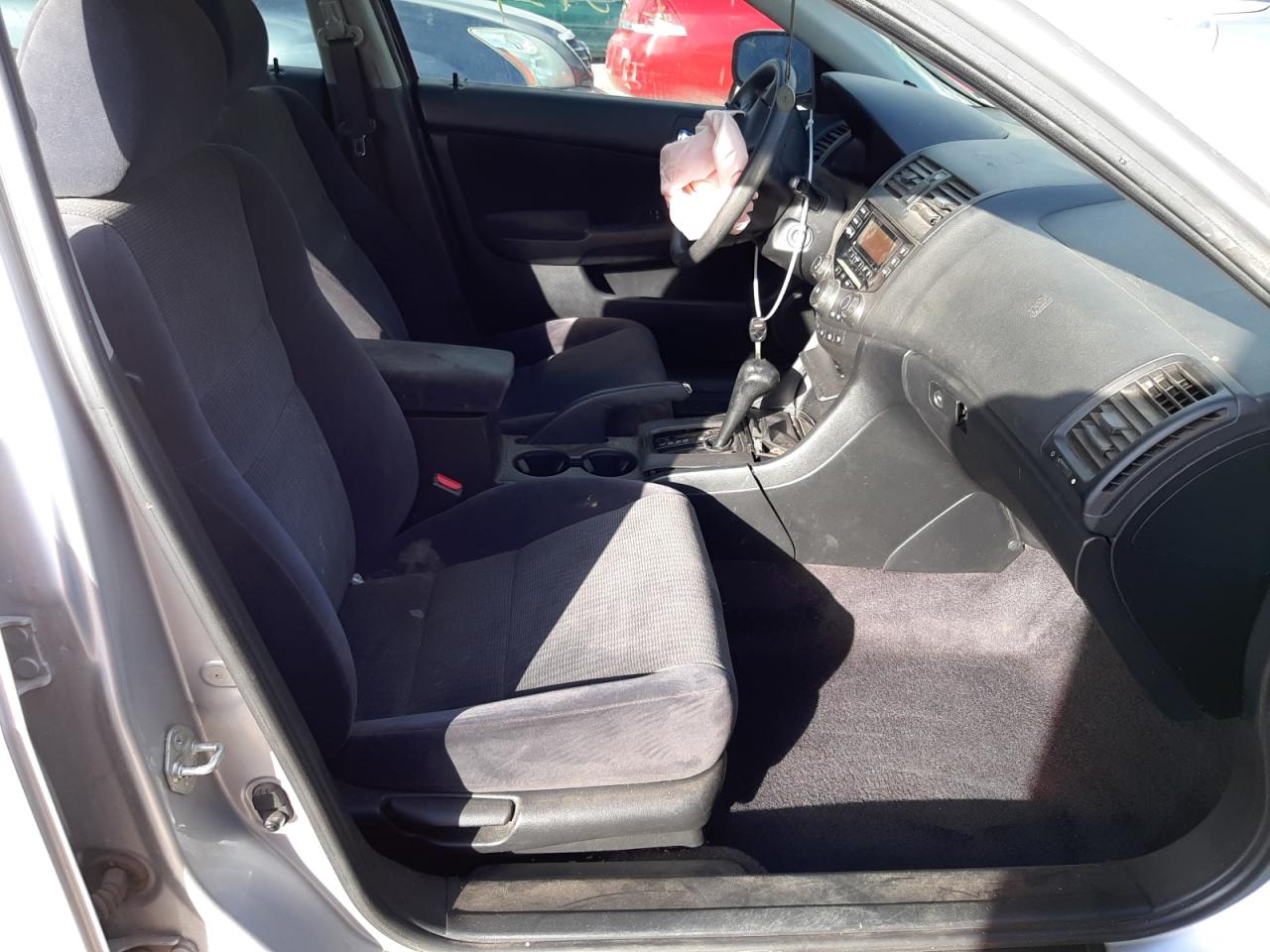 Photo 5 from auction – 2004 HONDA ACCORD LX with VIN JHMCM56334C004045