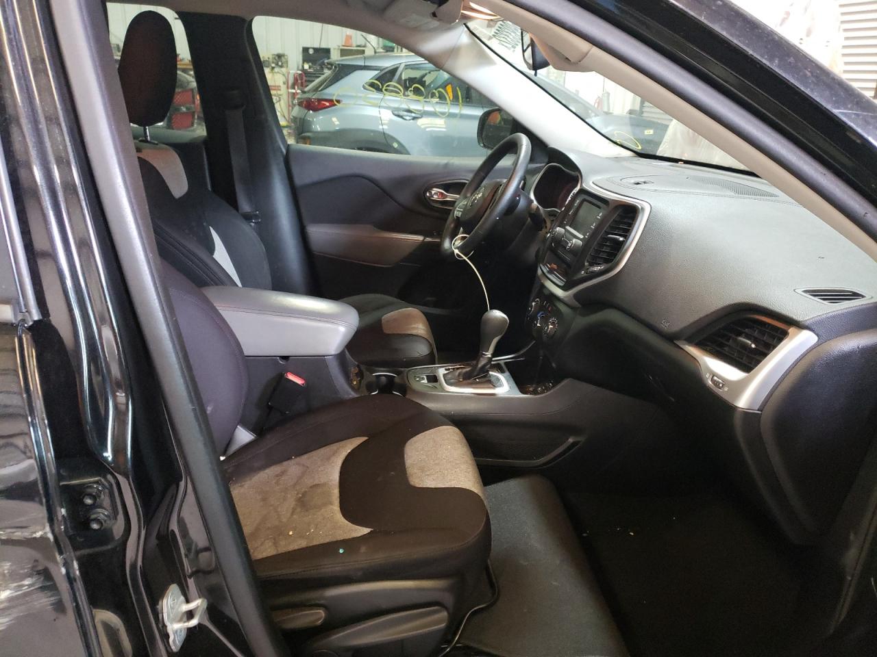 Photo 5 from auction – 2014 JEEP CHEROKEE S with VIN 1C4PJLAB0EW104750