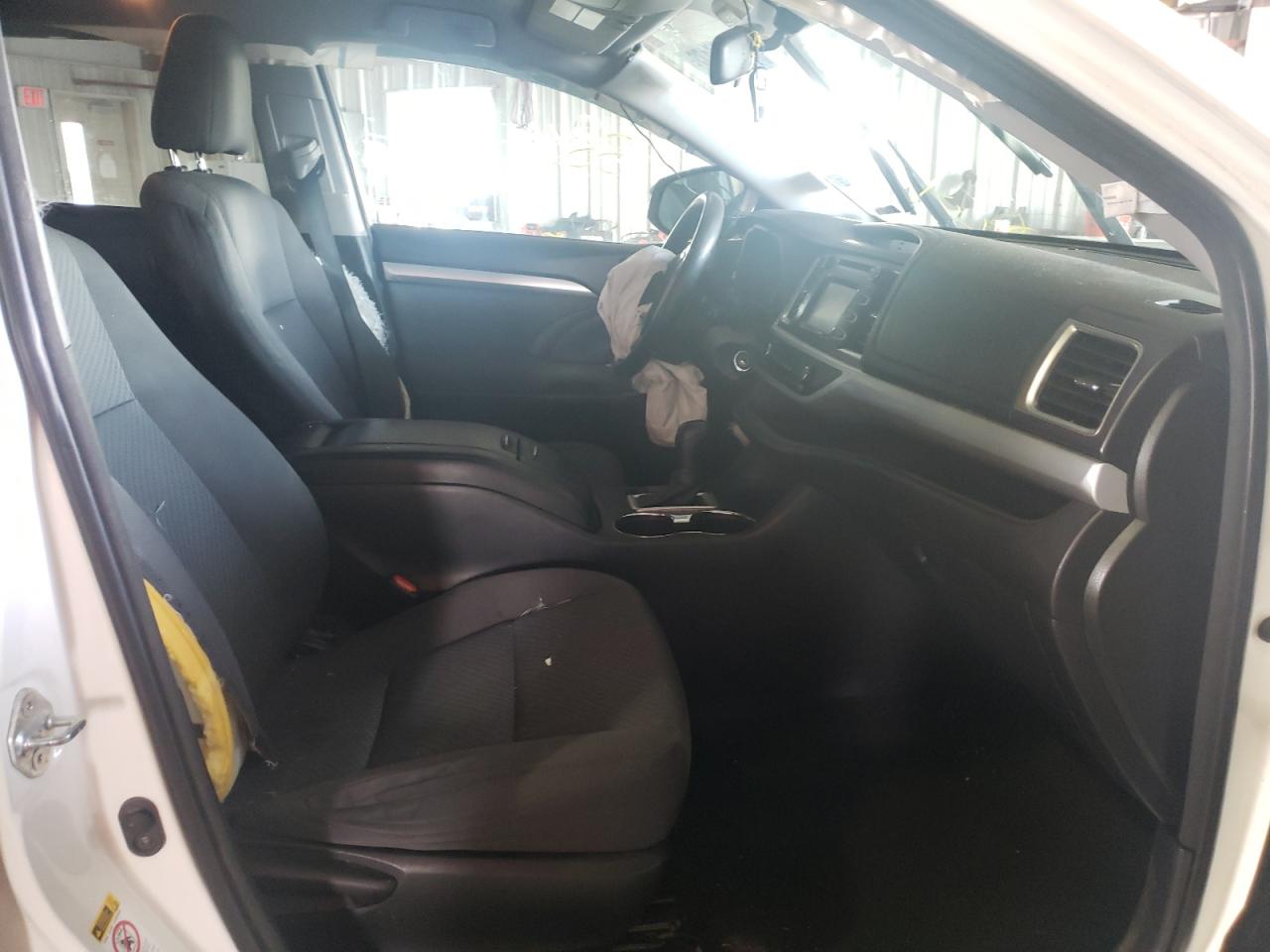 Photo 5 from auction – 2016 TOYOTA HIGHLANDER with VIN 5TDBKRFH7GS233997