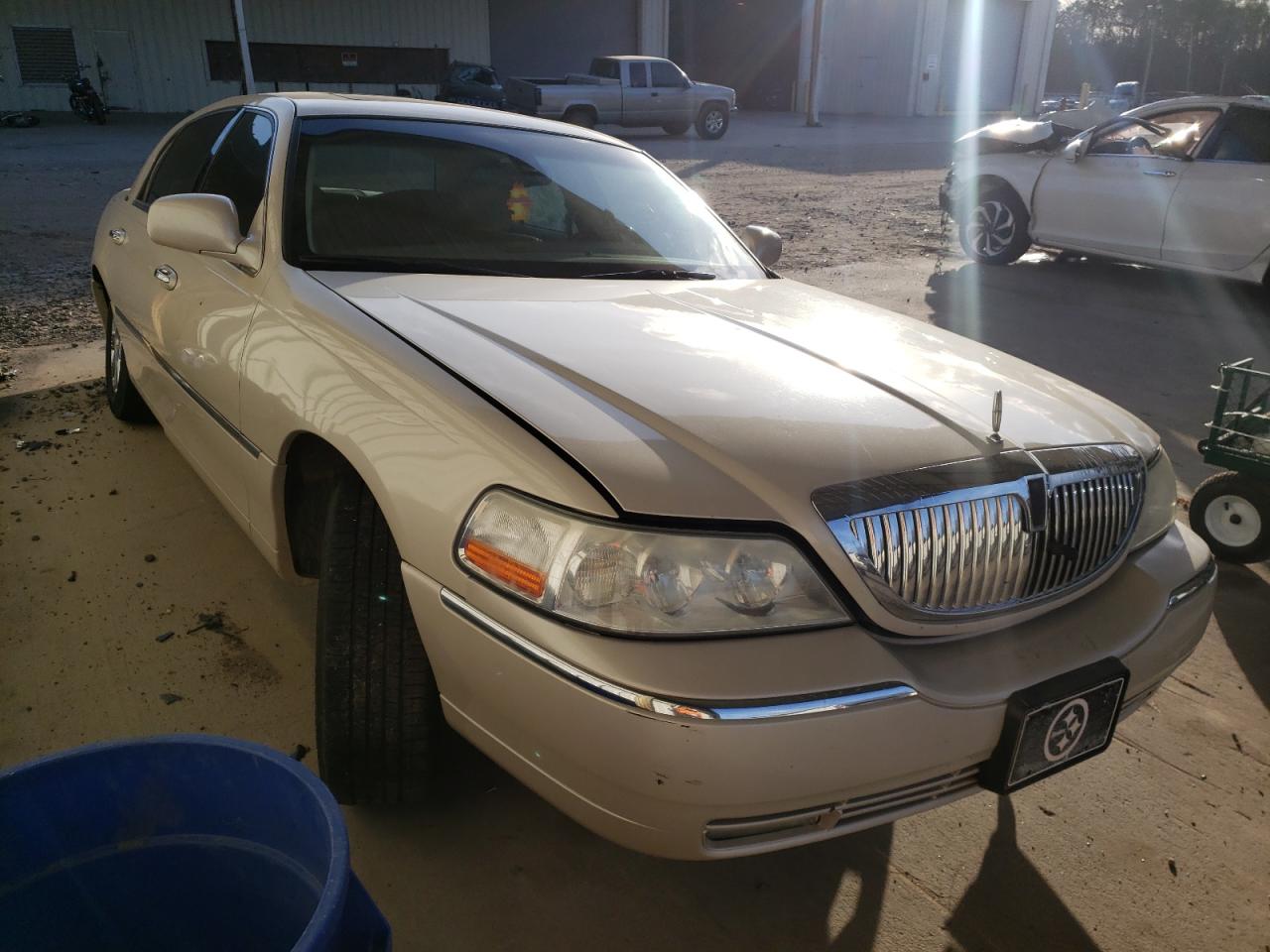 Photo 1 from auction – 2003 LINCOLN TOWN CAR C with VIN 1LNHM83W63Y605681
