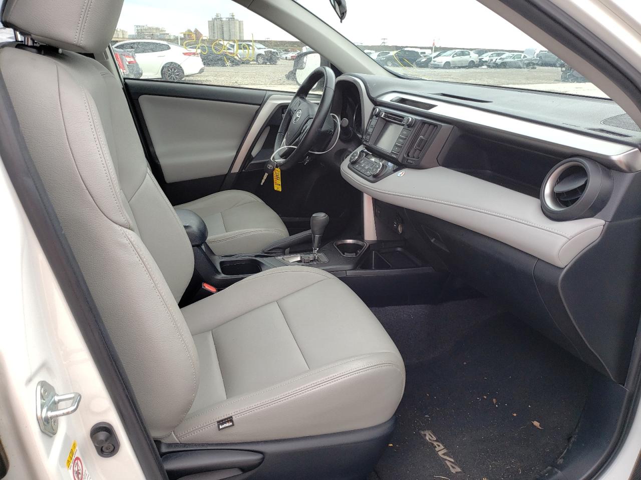 Photo 5 from auction – 2016 TOYOTA RAV4 XLE with VIN JTMWFREV8GJ060260