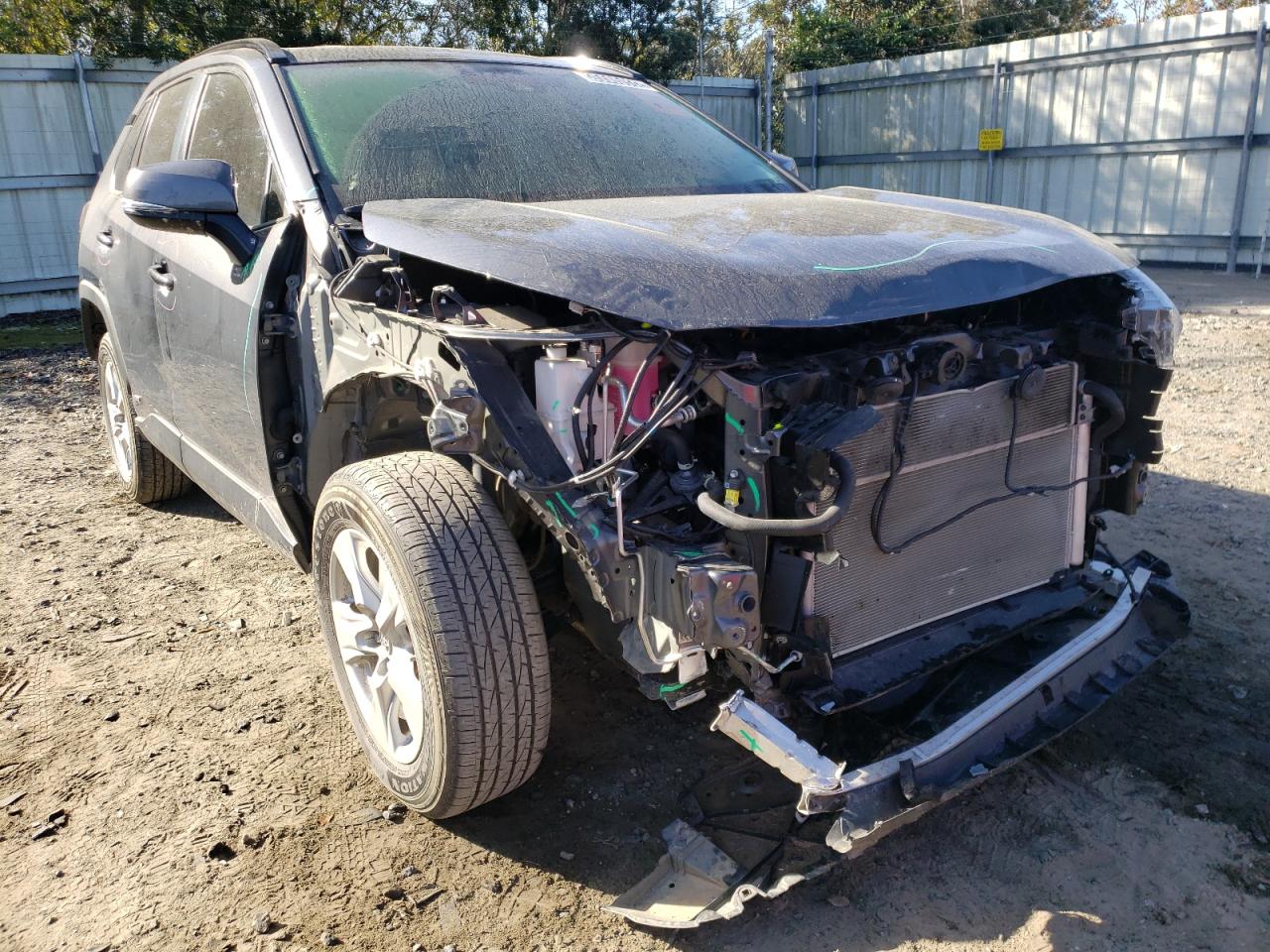 TOYOTA RAV4 XLE 2020 with VIN JTMR6RFV4LD004367 - Photo from auction