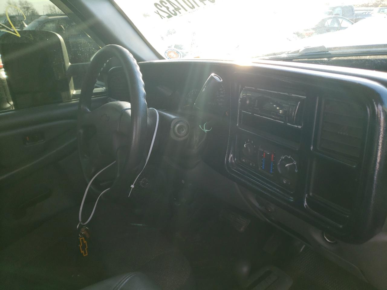 Photo 9 from auction – 2006 CHEVROLET SILVERADO with VIN 1GCEK19V86Z209463