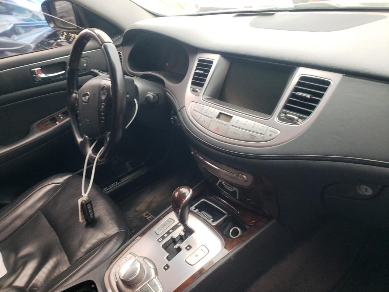 Photo 9 from auction – 2011 HYUNDAI GENESIS 4. with VIN KMHGC4DF5BU114370