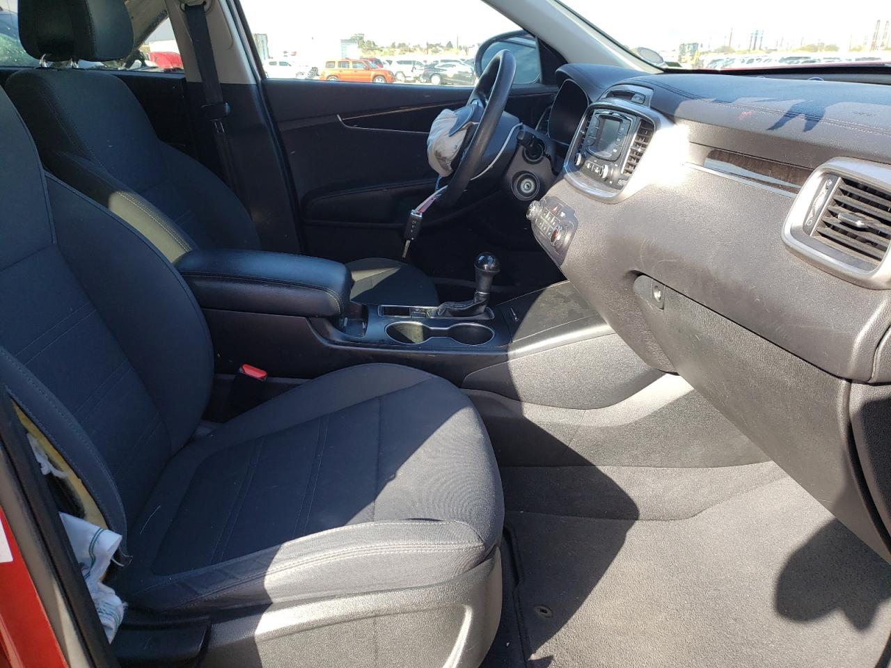 Photo 5 from auction – 2017 KIA SORENTO LX with VIN 5XYPGDA55HG196485