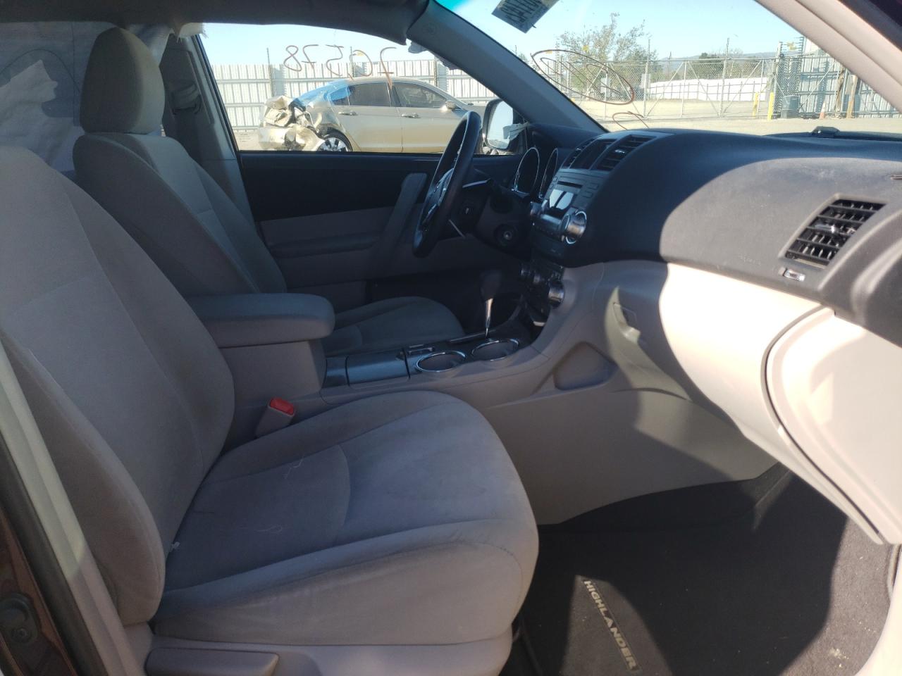 Photo 5 from auction – 2011 TOYOTA HIGHLANDER with VIN 5TDBK3EH8BS050700