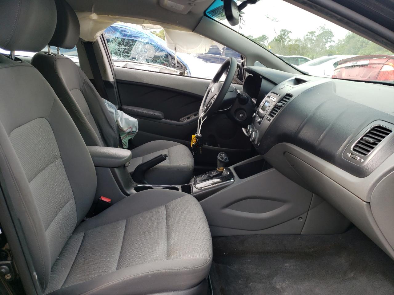 Photo 5 from auction – 2017 KIA FORTE LX with VIN 3KPFK4A70HE079759