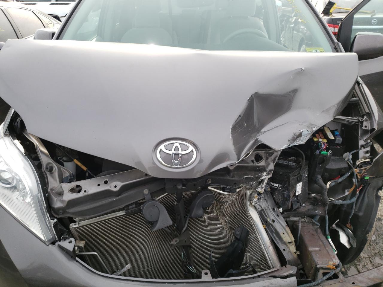 Photo 7 from auction – 2014 TOYOTA SIENNA LE with VIN 5TDKK3DC3ES462811