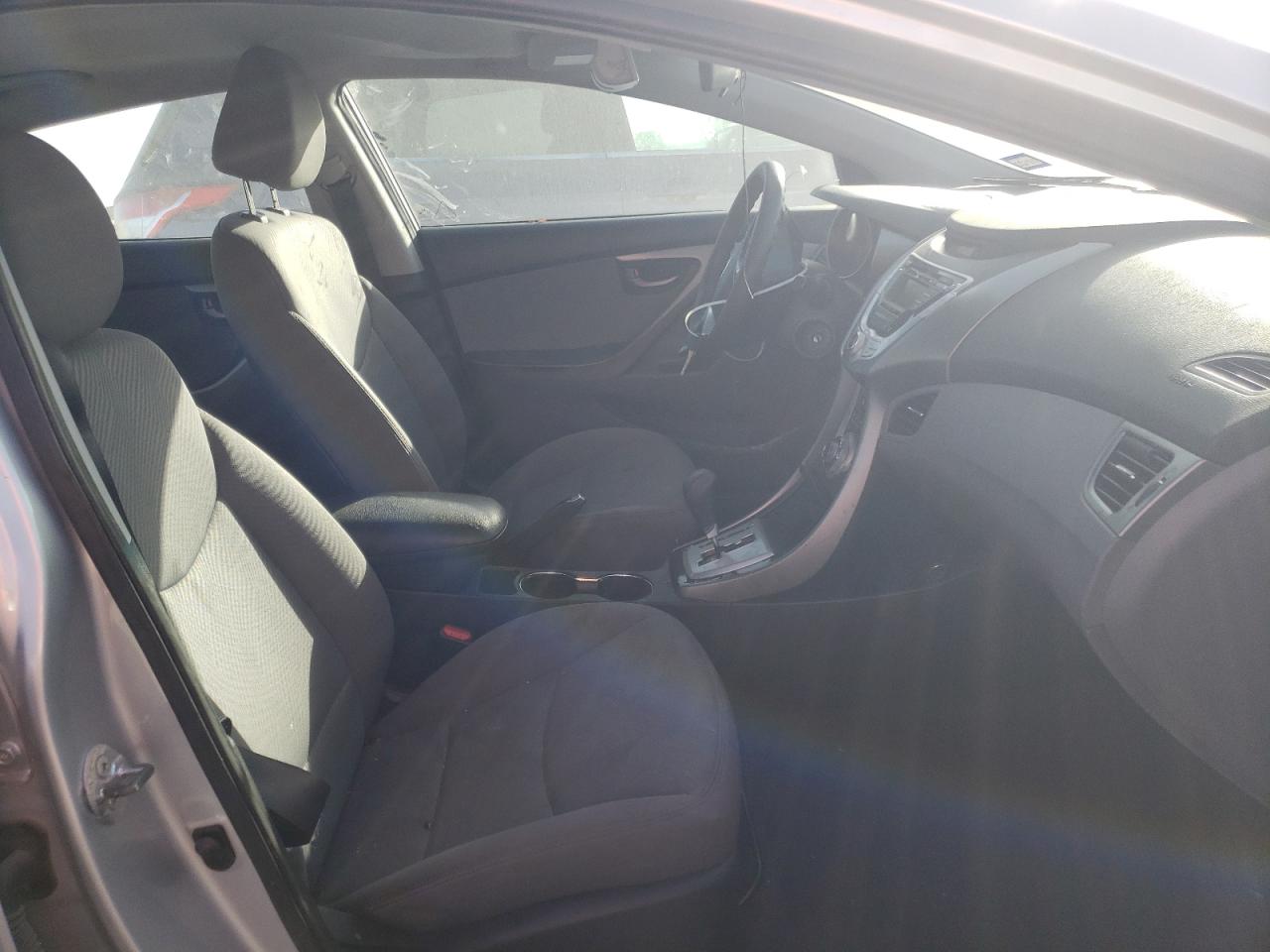 Photo 5 from auction – 2012 HYUNDAI ELANTRA GL with VIN 5NPDH4AE6CH145241