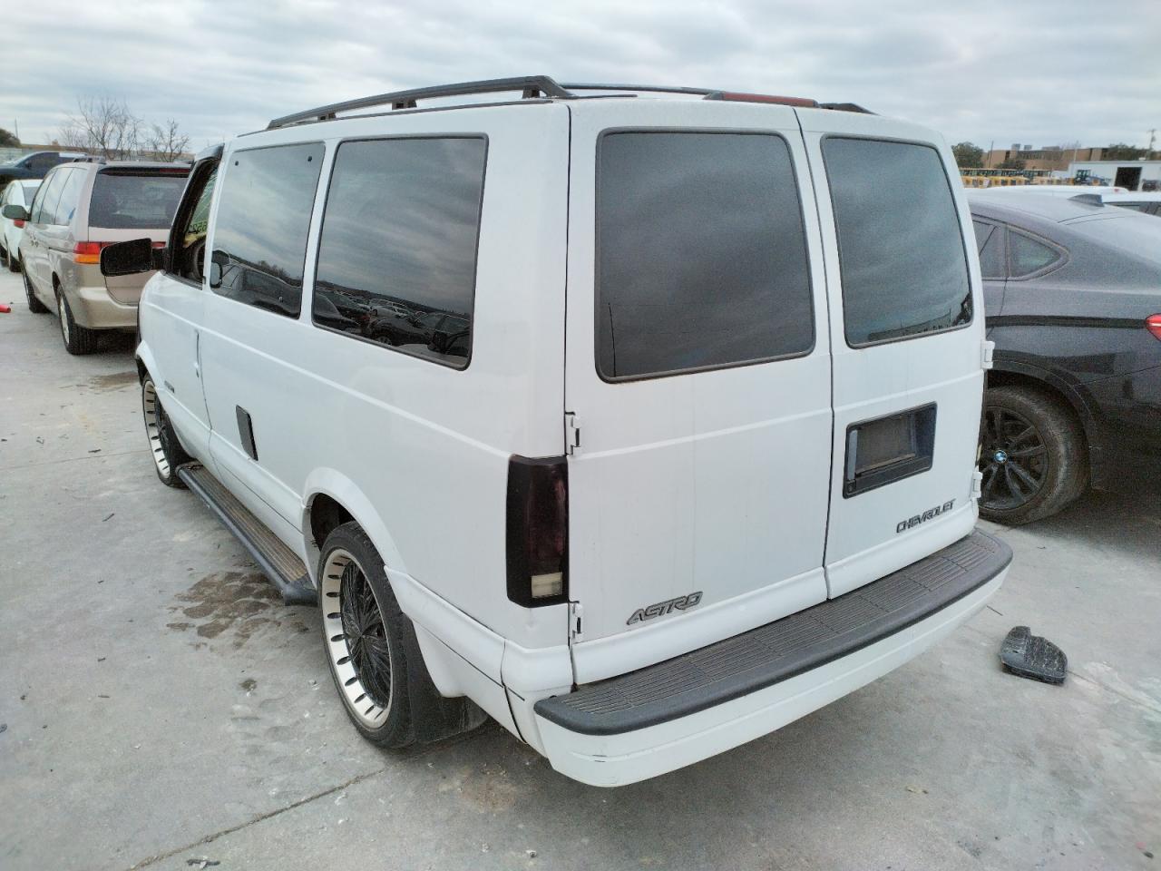 Photo 3 from auction – 2002 CHEVROLET ASTRO with VIN 1GNDM19X72B104818