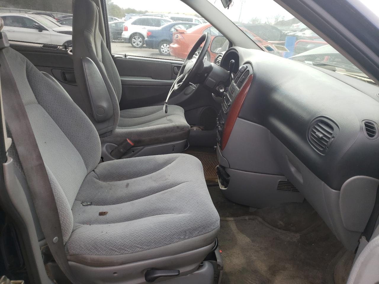 Photo 5 from auction – 2005 CHRYSLER TOWN & COU with VIN 1C4GP45RX5B277355