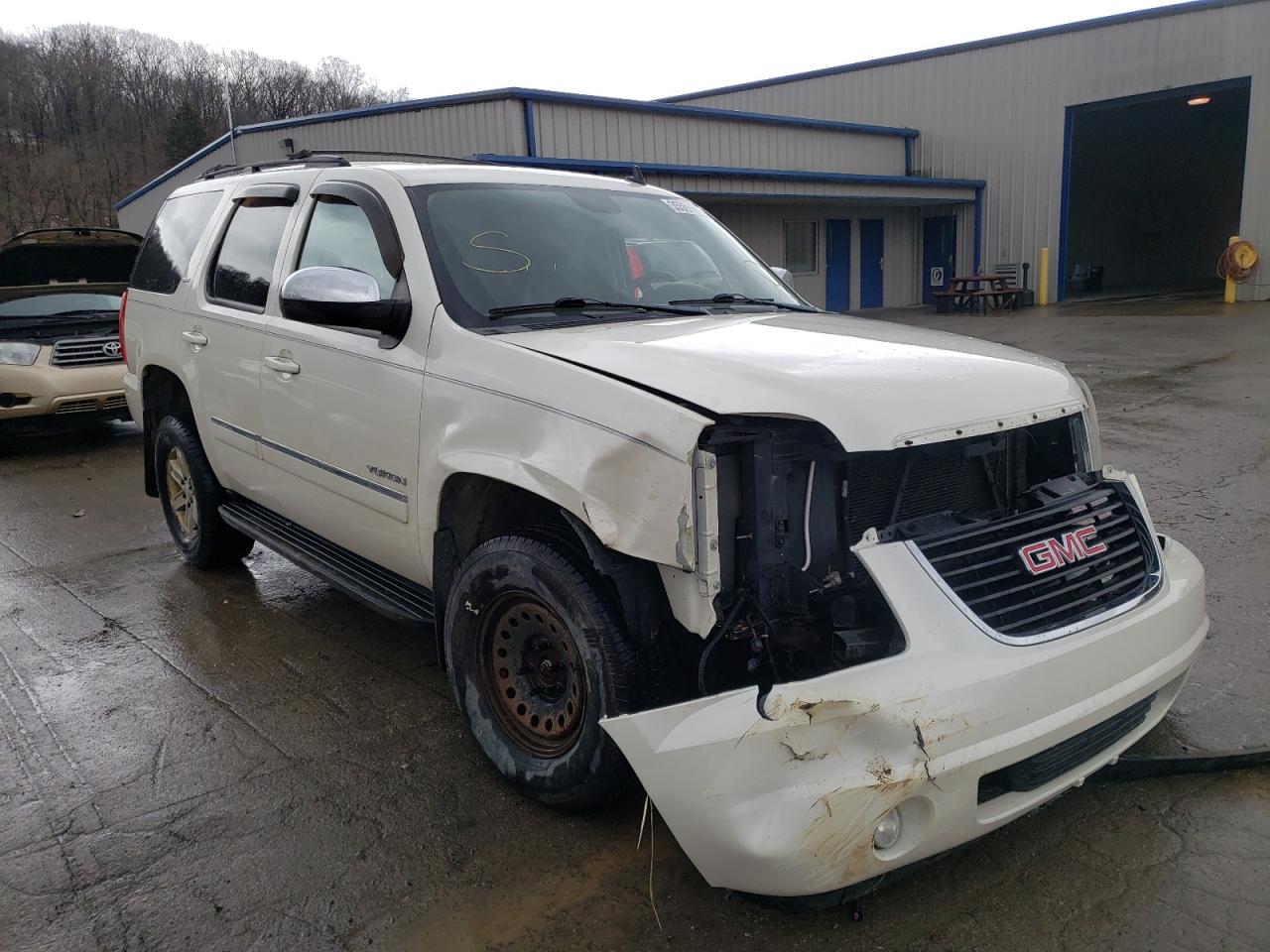 GMC YUKON SLT 2011 with VIN 1GKS2CE04BR202291 - Photo from auction