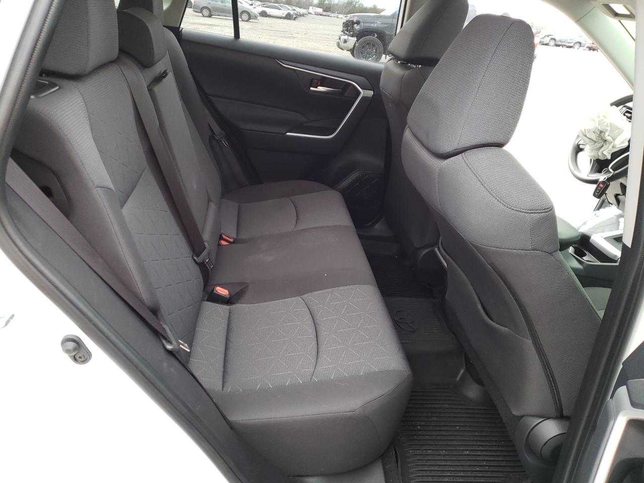 Photo 6 from auction – 2019 TOYOTA RAV4 XLE with VIN JTMP1RFV9KD035165